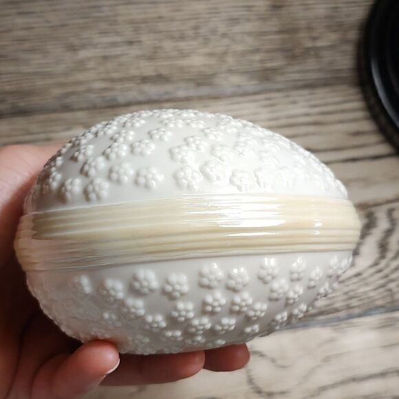Belleek Irish Porcelain Embossed Daisy Egg Vintage - Picture 8 of 10